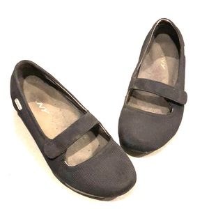 DKNY Walking Mary Janes sneakers GUC